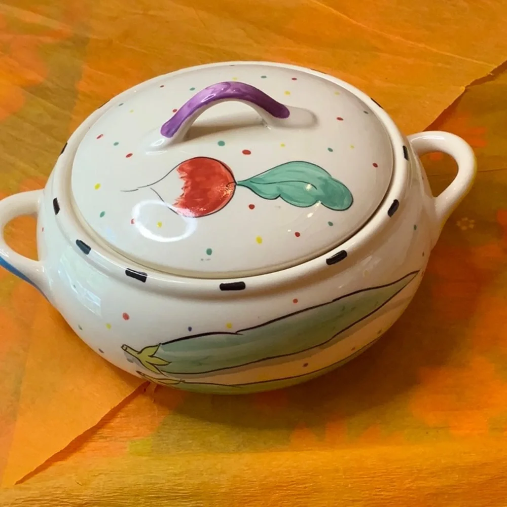 Soup tureen